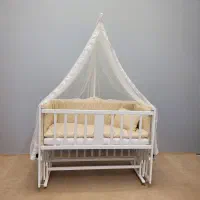 گهواره و تخت کنار مادر