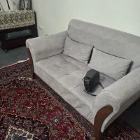 مبلمان راحتی کارکرده ولی تمیز و میز وسط مبل