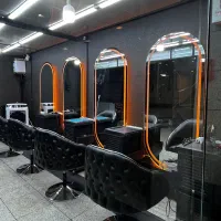 آرایشگر ماهر بدون مشتری
