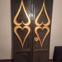 درب حیاط تمیز رنگ شده  بدون پوسیدگی