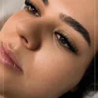 منشی مسلط به اصلاح صورت و ابرو - مژه کار حرفه ای