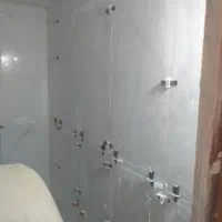 کاشی و سرامیک و چسبی کار میکنم