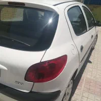 یک دستگاه پژو206