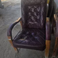 صندلی انتظار با میز چوبی