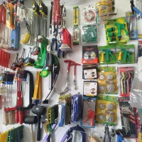 فروشنده خانم ابزار الات