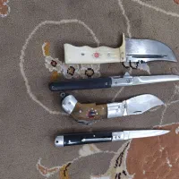 مقدار چاقو مقدار تسبیح و مقداری سنگ آسیاب