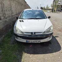 راننده ماشین با ماشین