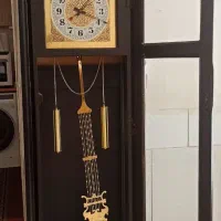 ساعت ایستاده کنار سالنی