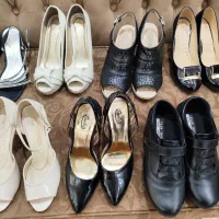 تعدادی کفش به قیمت منصفانه۴۰۰ تومن دمپایی ۳۰۰ تومن