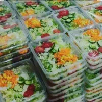 تهیه انواع سالاد ،ماست زیتون،ترشی،پک قاشق وچنگال .