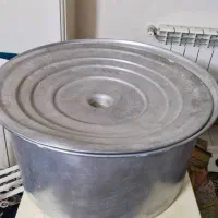 دیگ بزرگ درب‌دار سالم با دوتا ملاقه نو