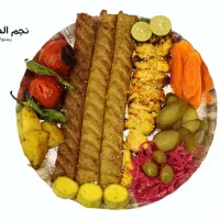 صندوقدار خانم و ۱نفر برای کار در اشپزخانه