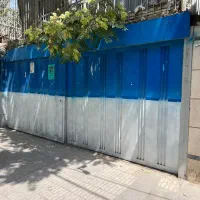 درب فلزی حیاط و پارکینگ و نرده روی دیوار