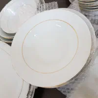 تعدادی ظروف چینی