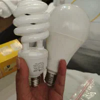 یک لامپ LED 25W. و یک لامپ کم مصرف 23W