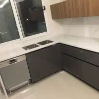 کارگر آشنا به برشکاری با سنگ فرز