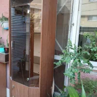 ویترین زیبا و سه عدد صندلی
