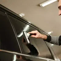 شیشه دودی اتومبیل در محل