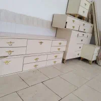 تخت دو نفره همراه با میز آرایشی