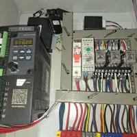 تابلو برق  و plc برای گاوصندوق آسانسوری