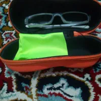 عینک طوسی رنگ جنس فلزی هست