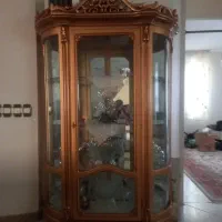 کمد ویترینی دکوری چوبی ایستاده طلایی چرم