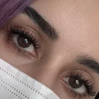 کاشت مژه حرفه‌ای طبیعی و با کیفیت
