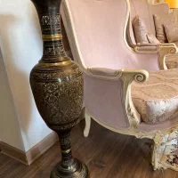 گلدان برنجی کنار سالنی، تراش دست و نقاشی