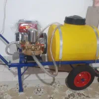 سم پاشی زمین زراعت. باغ و باغچه
