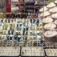 ویترین مغازه ساعت وبدلیجات