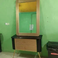 آینه سالن زیبایی شیک وتمیز