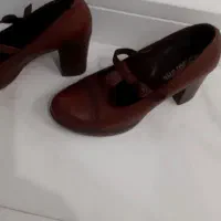 کفش چرم قهوای ویک عدد کفش پاشنه سه سانت سفید