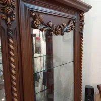 یک جفت ویترین چهار طبقه