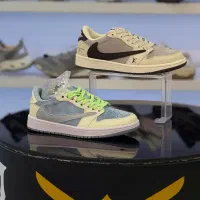 نایک تراویس زنانه