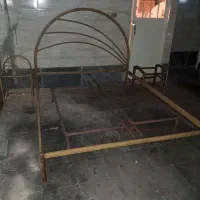 تخت فلزی به همراه یک عدد پا تختی