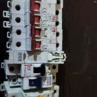 تعدادی فیوز،لامپ،پریز،کلید