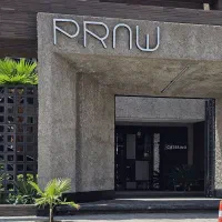یک نفرمنقل کار و یک نفر ظرف شور