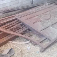 تعدادی قوطی و آجرزرد وبلوک ودرب منزل