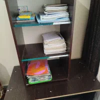 قفسه کتاب و میز تحریر