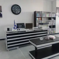 منشی خانم مسلط به کامپیوتر و سامانه ثنای دادگستری