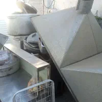 تعدادی وسایل تهیع غذا فروخته میشود