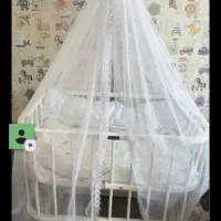 گهواره و تخت کنار مادر
