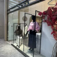 فروشنده خانم جوان