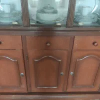 بوفه چوبی طرح قدیمی اما سالم هست