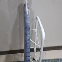 میز اتو نشسته
