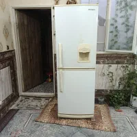 دو عدد یخچال فریزر قدیمی و جدید به شرط