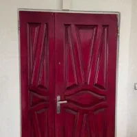 در چوبی ورودی آپارتمان