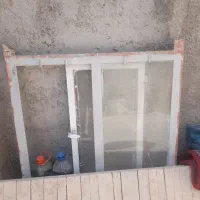 پنجره سالم و کامل با شیشه