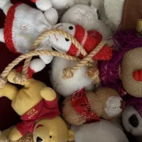 تعداد زیادی عروسک