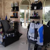 همکار آرایشگر با مشتری